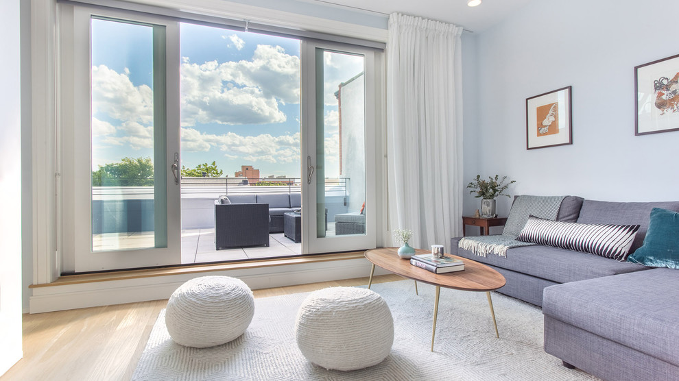 Источник вдохновения для домашнего уюта: изолированная гостиная комната в стиле модернизм с синими стенами, светлым паркетным полом и коричневым полом