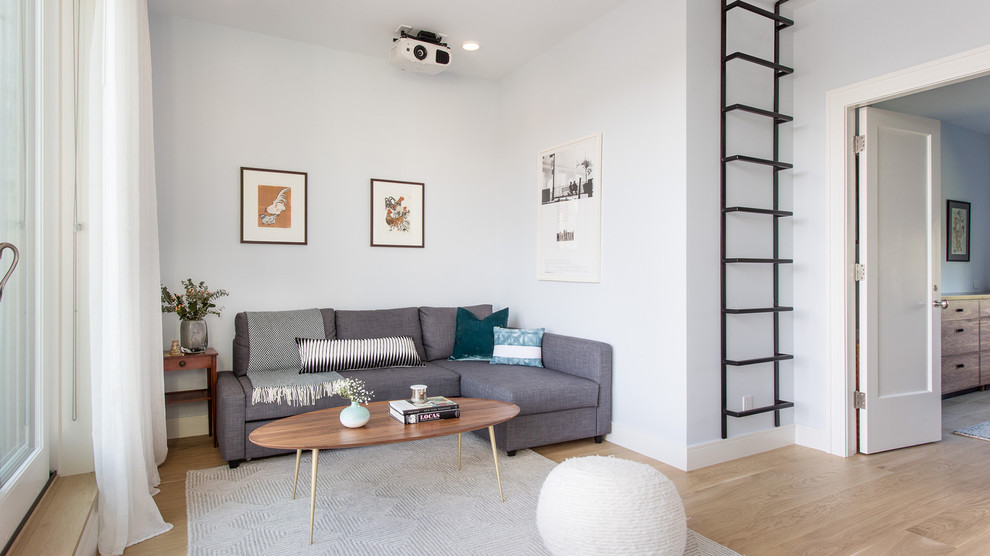 Réalisation d'une salle de séjour minimaliste fermée avec un mur bleu, parquet clair et un sol marron.