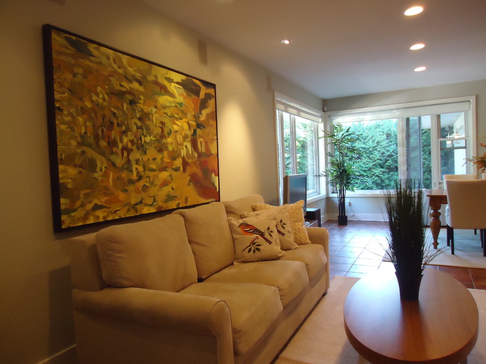 Exemple d'une très grande salle de séjour tendance ouverte avec un mur beige et tomettes au sol.