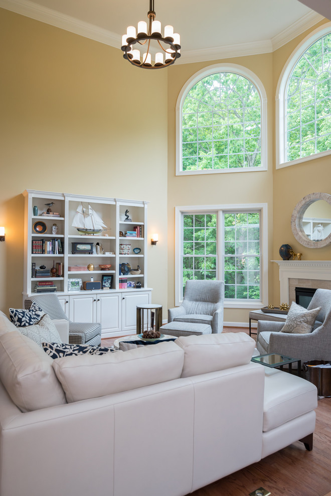 Imagen de sala de estar abierta actual sin televisor con paredes beige, suelo de madera en tonos medios, todas las chimeneas y marco de chimenea de baldosas y/o azulejos