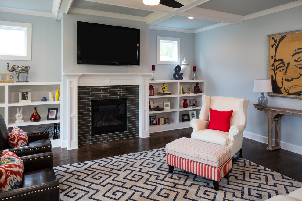 На фото: открытая гостиная комната среднего размера в современном стиле с серыми стенами, темным паркетным полом, стандартным камином, фасадом камина из плитки и телевизором на стене с