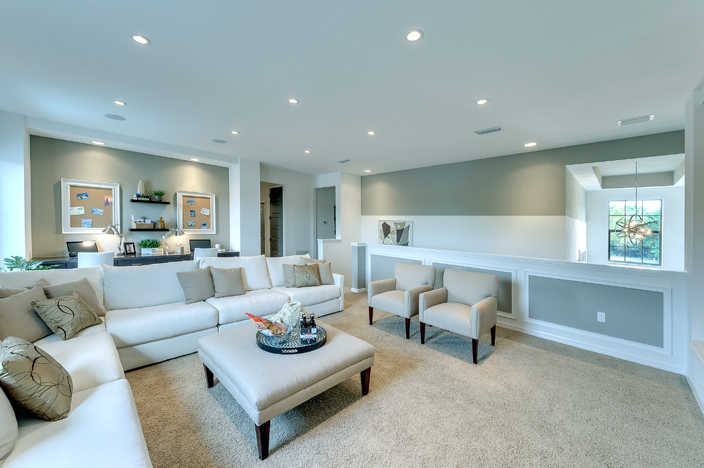 Стильный дизайн: большая двухуровневая гостиная комната в современном стиле с серыми стенами и ковровым покрытием - последний тренд