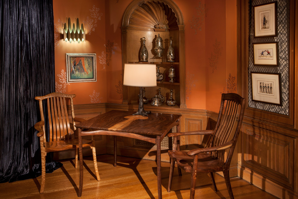 Пример оригинального дизайна: гостиная комната среднего размера в стиле кантри с оранжевыми стенами и паркетным полом среднего тона
