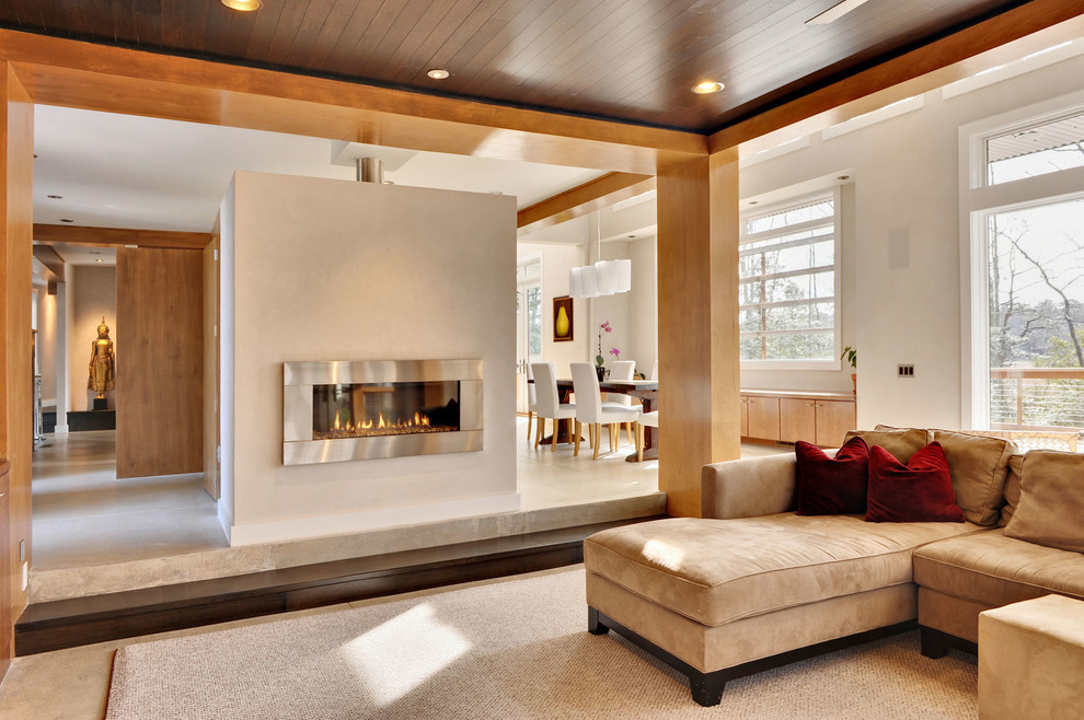 На фото: большая открытая гостиная комната в современном стиле с горизонтальным камином, белыми стенами, полом из травертина, фасадом камина из металла и бежевым полом без телевизора