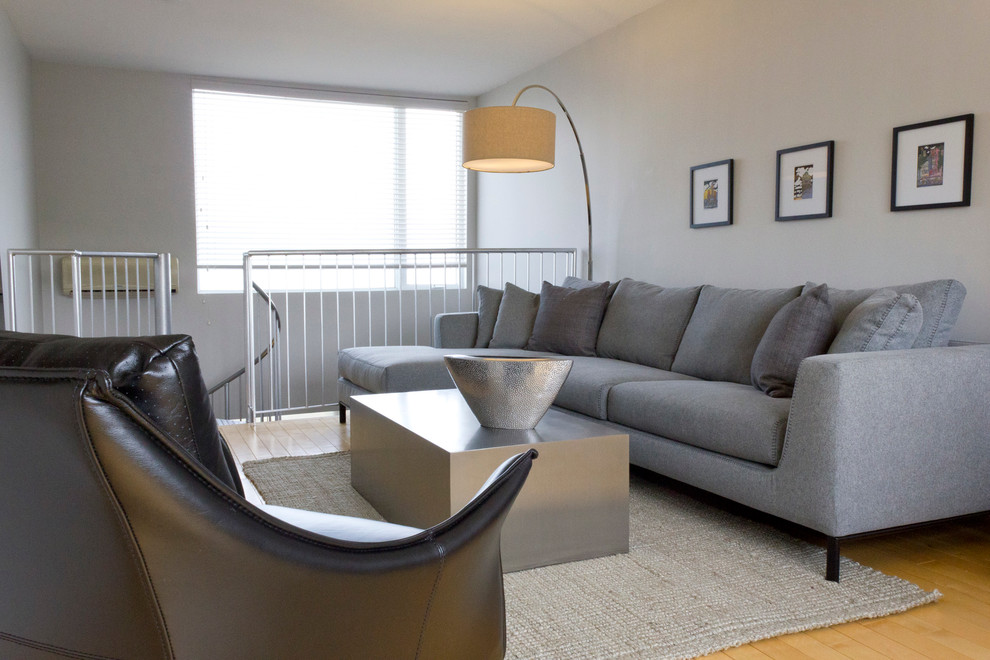 Immagine di un piccolo soggiorno eclettico stile loft con parquet chiaro