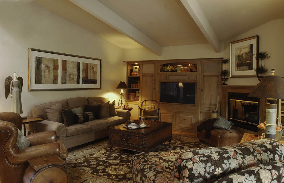 На фото: гостиная комната в стиле рустика с бежевыми стенами, мультимедийным центром и ковром на полу