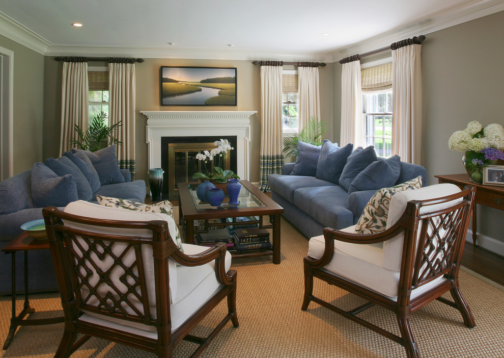 Пример оригинального дизайна: гостиная комната в классическом стиле с бежевыми стенами, синим диваном и ковром на полу