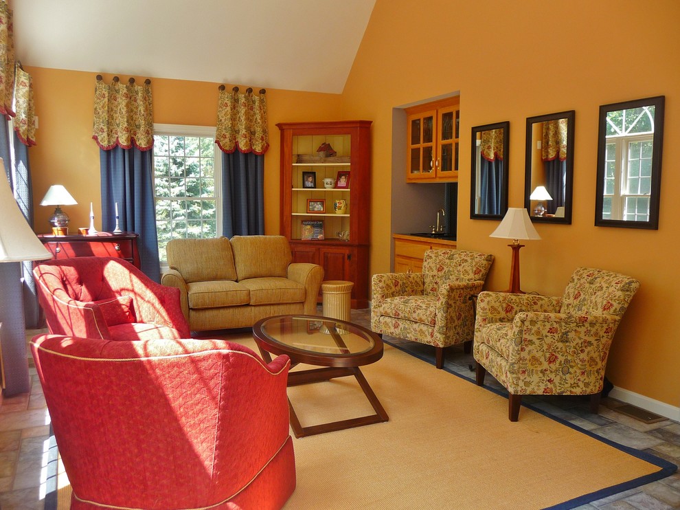 Idee per un grande soggiorno tradizionale aperto con pareti gialle, pavimento in ardesia e nessuna TV