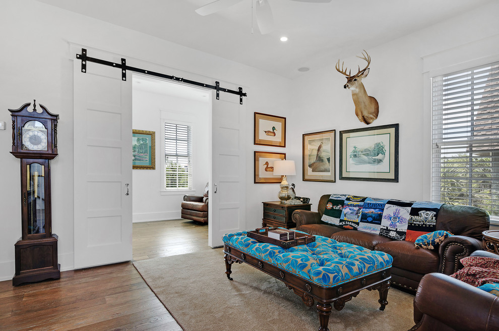 Источник вдохновения для домашнего уюта: гостиная комната в классическом стиле с белыми стенами, темным паркетным полом и коричневым диваном
