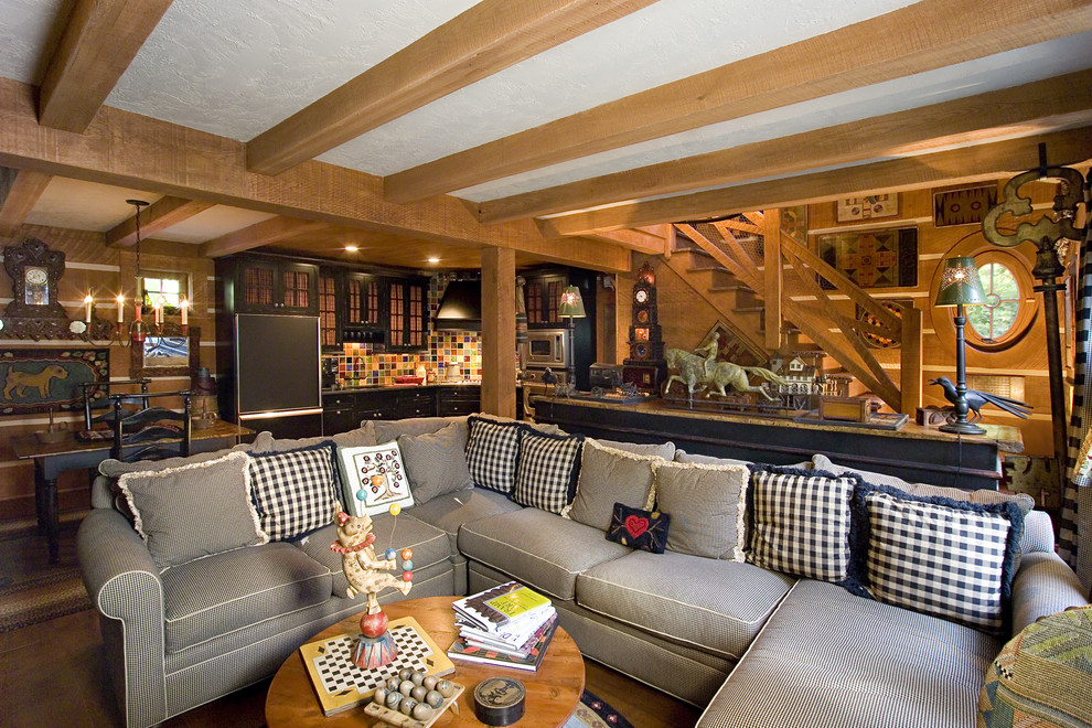 Ejemplo de sala de estar abierta rural de tamaño medio con paredes marrones, televisor retractable y suelo marrón