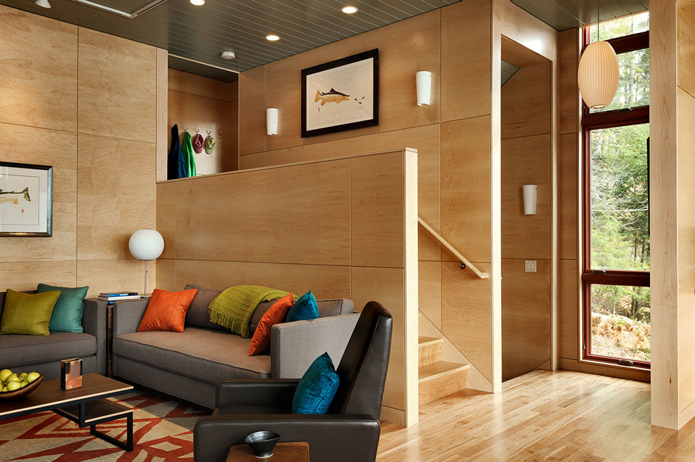 Cette image montre une salle de séjour design avec un sol en bois brun.