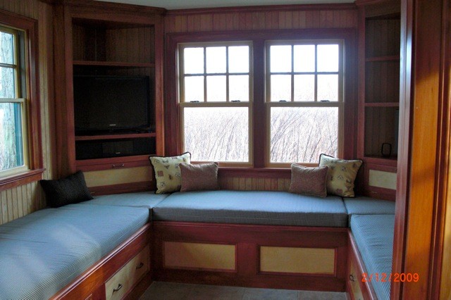На фото: открытая гостиная комната среднего размера в морском стиле с коричневыми стенами, полом из керамической плитки и отдельно стоящим телевизором без камина