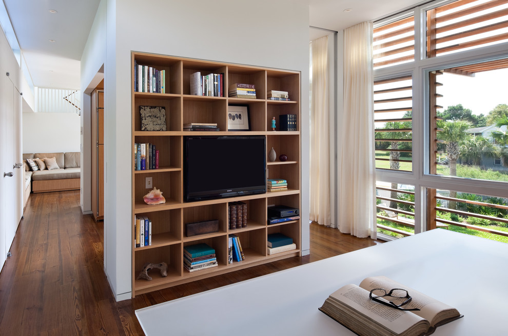 Ejemplo de sala de estar abierta minimalista pequeña con paredes blancas, pared multimedia y suelo de madera en tonos medios
