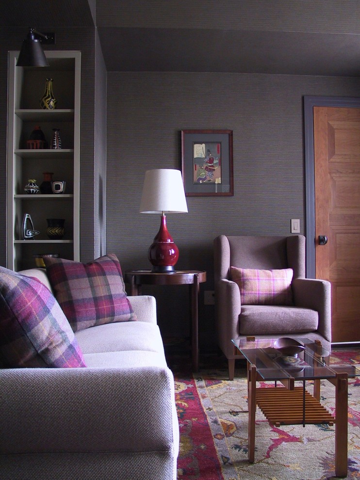 Imagen de sala de estar cerrada tradicional renovada de tamaño medio sin chimenea con paredes grises y suelo de madera oscura