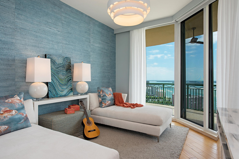 На фото: изолированная гостиная комната в морском стиле с музыкальной комнатой, синими стенами, паркетным полом среднего тона и коричневым полом без камина