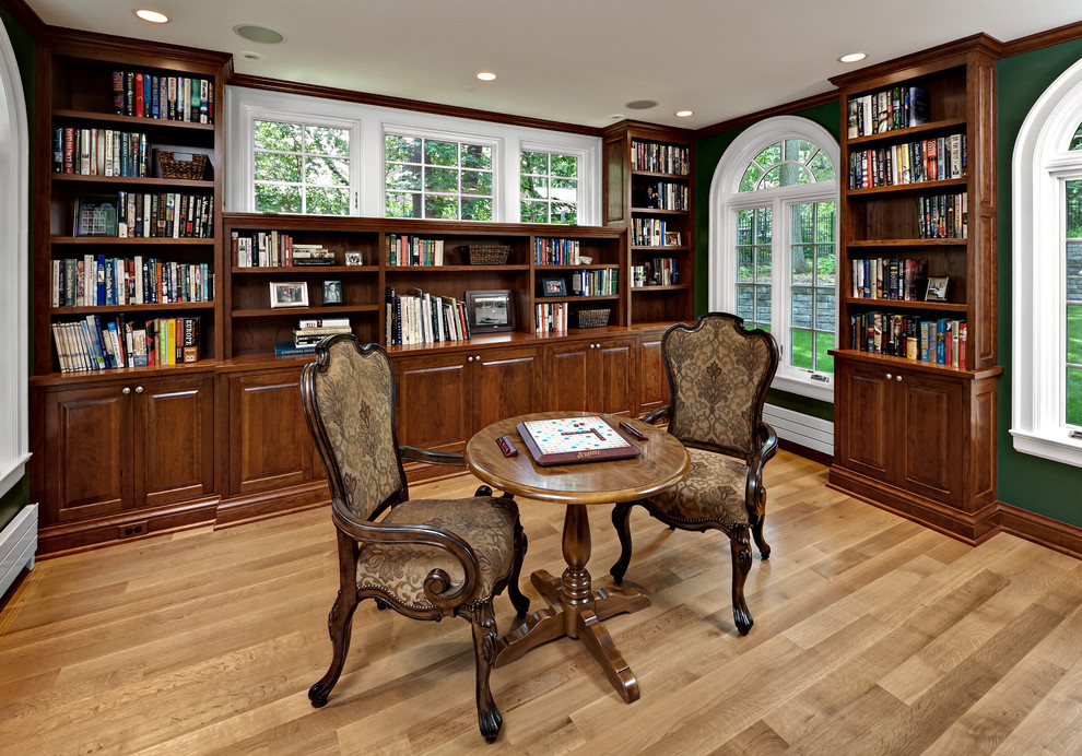 Modelo de sala de estar con biblioteca clásica con paredes verdes