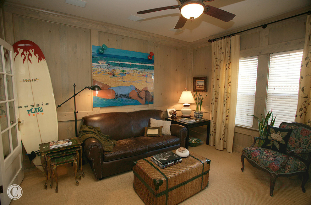 Diseño de sala de estar con biblioteca cerrada costera sin chimenea con paredes beige, moqueta y televisor en una esquina