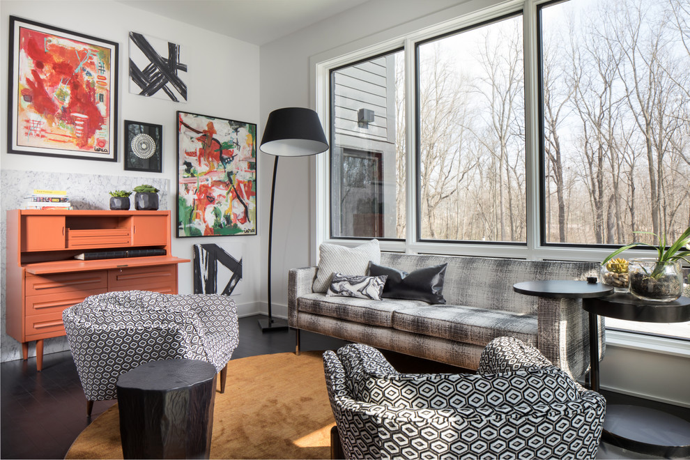 Imagen de sala de estar abierta contemporánea de tamaño medio con paredes grises, suelo de madera oscura y suelo negro