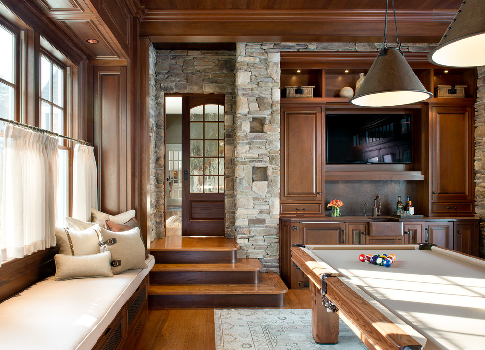 Klassisches Wohnzimmer mit braunem Holzboden und TV-Wand in Boston