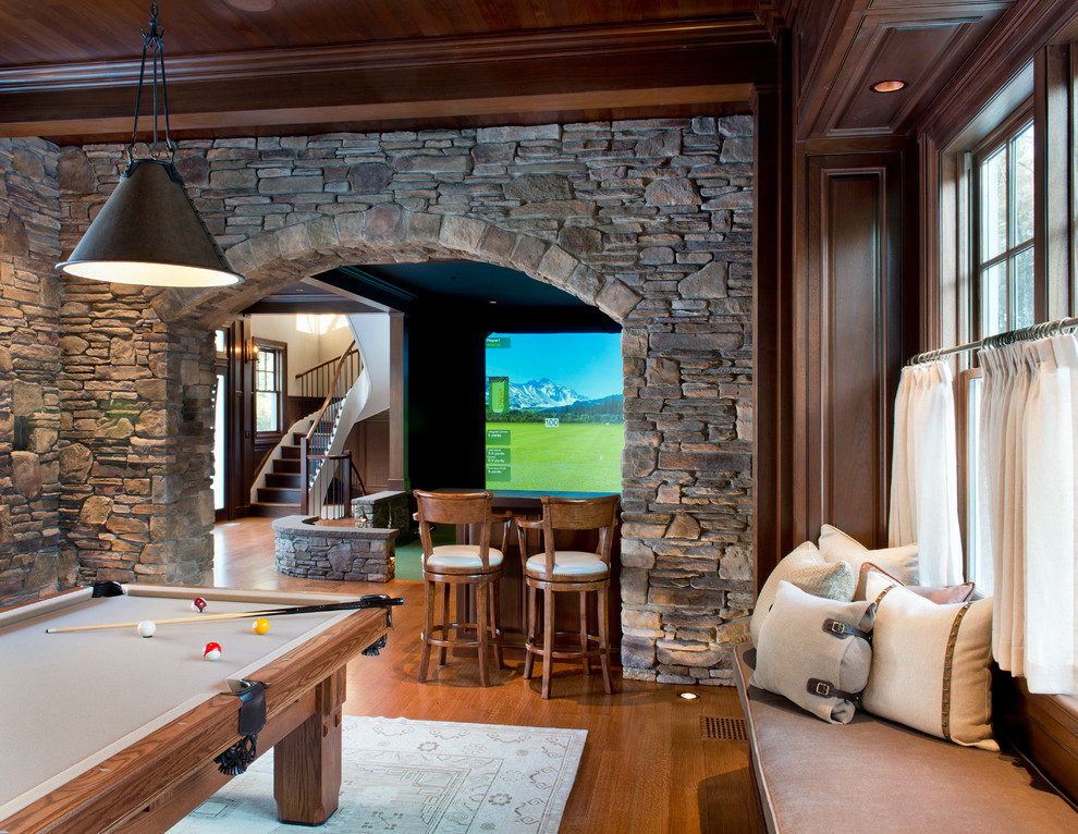 Imagen de sala de estar clásica con suelo de madera en tonos medios