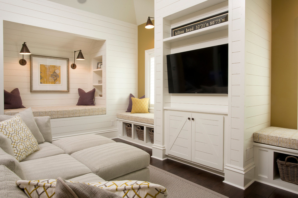 Стильный дизайн: гостиная комната в морском стиле с темным паркетным полом и телевизором на стене - последний тренд