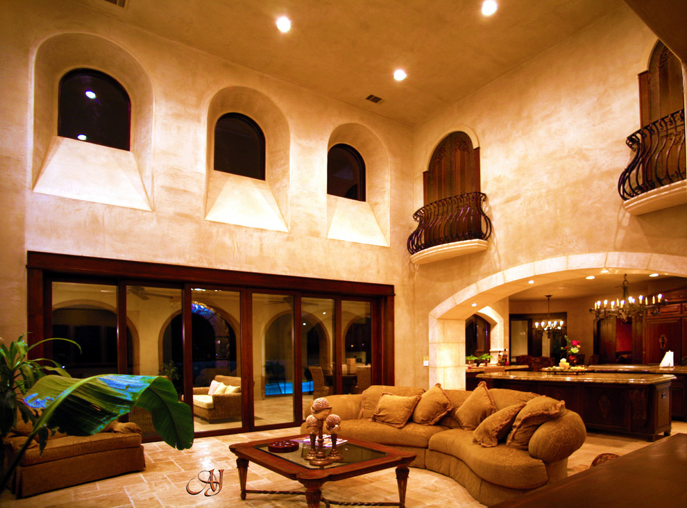 На фото: огромная открытая гостиная комната в средиземноморском стиле с бежевыми стенами и полом из керамической плитки без камина, телевизора с