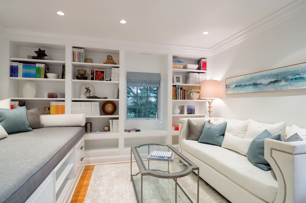 Свежая идея для дизайна: изолированная гостиная комната среднего размера в стиле фьюжн с с книжными шкафами и полками, белыми стенами, паркетным полом среднего тона и телевизором на стене без камина - отличное фото интерьера