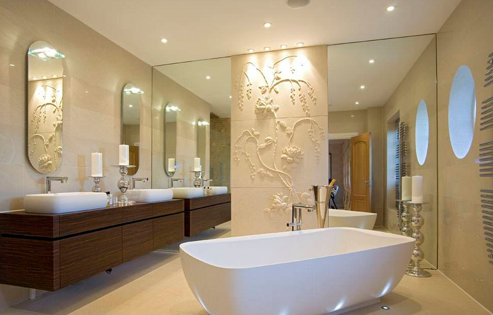 Foto di una grande stanza da bagno moderna