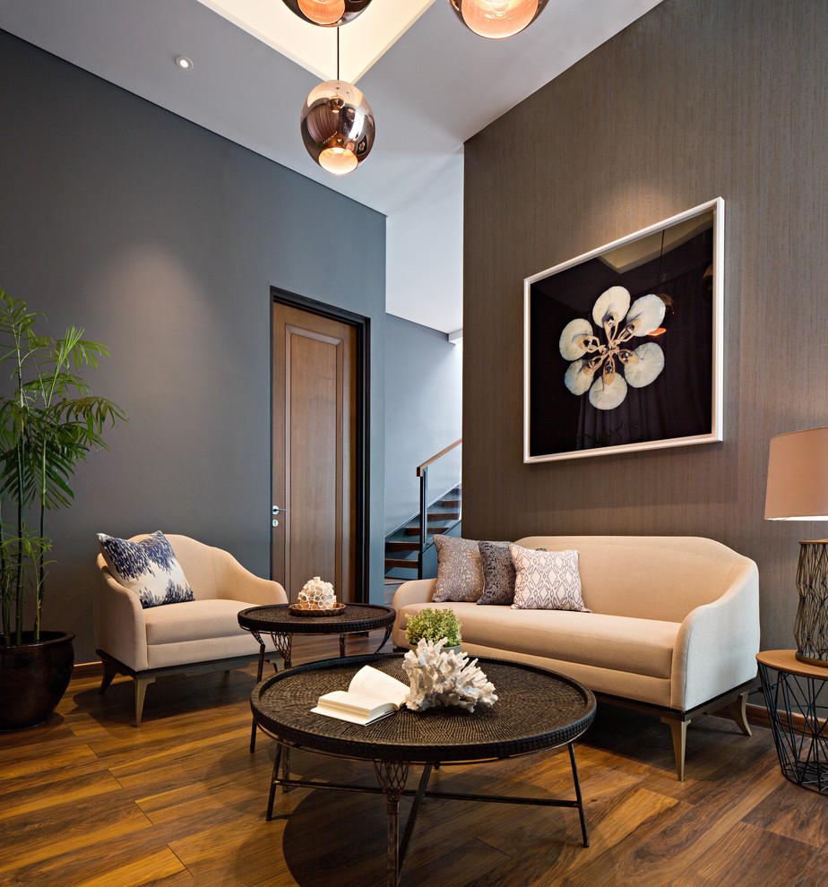 Idee per un soggiorno classico aperto con pareti grigie e pavimento in legno massello medio