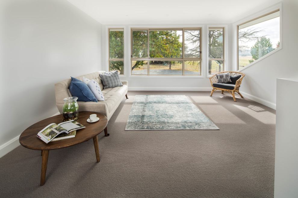 Стильный дизайн: открытая гостиная комната среднего размера в стиле кантри с белыми стенами, ковровым покрытием и серым полом - последний тренд