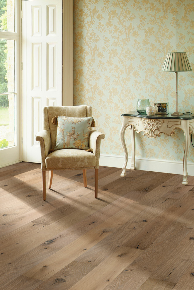 Foto de sala de estar abierta clásica de tamaño medio con suelo de madera clara