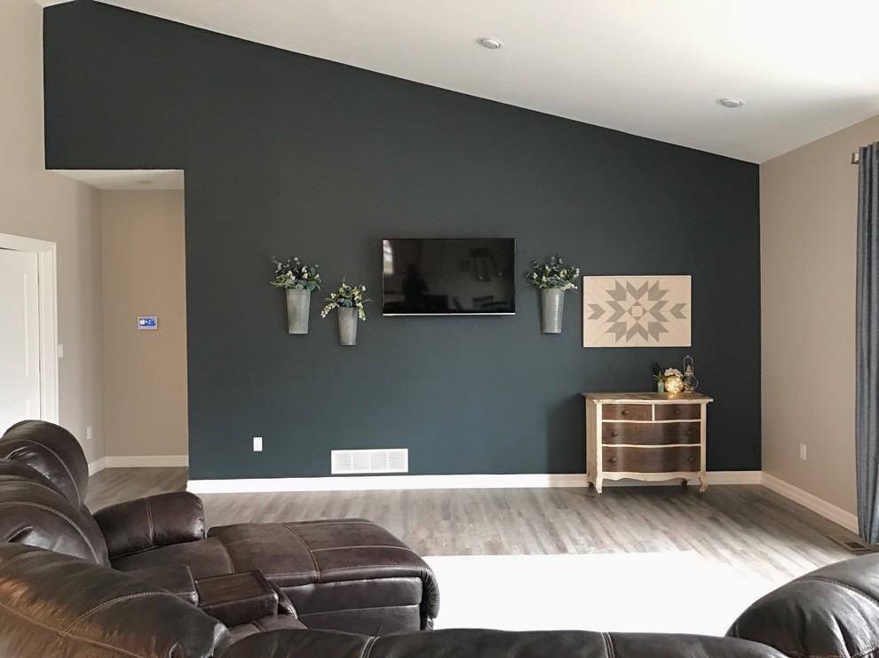 オマハにある低価格の中くらいなコンテンポラリースタイルのおしゃれなオープンリビング (青い壁、暖炉なし、淡色無垢フローリング、壁掛け型テレビ、グレーの床) の写真