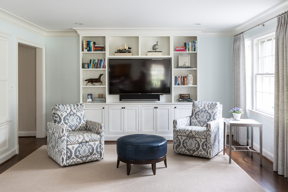Imagen de sala de estar abierta tradicional renovada con paredes azules, suelo de madera oscura, marco de chimenea de hormigón y pared multimedia