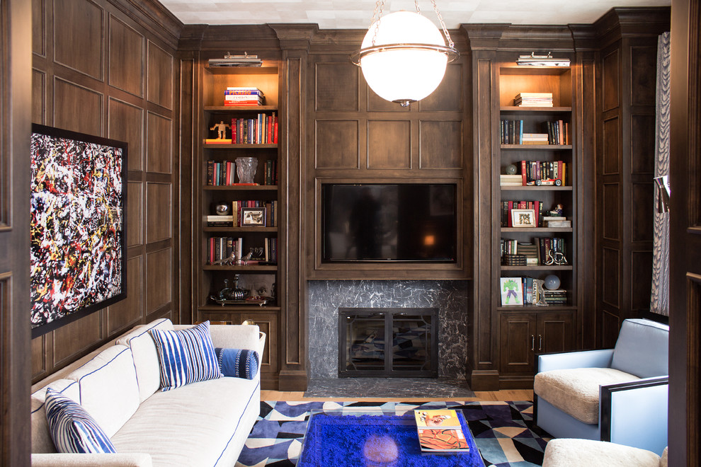 Abgetrenntes Klassisches Wohnzimmer mit braunem Holzboden, Kamin und TV-Wand in Chicago