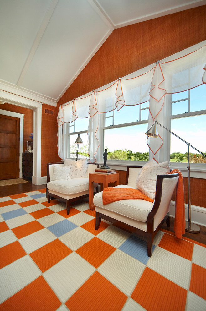 Пример оригинального дизайна: гостиная комната в современном стиле с оранжевыми стенами, разноцветным полом и ковровым покрытием