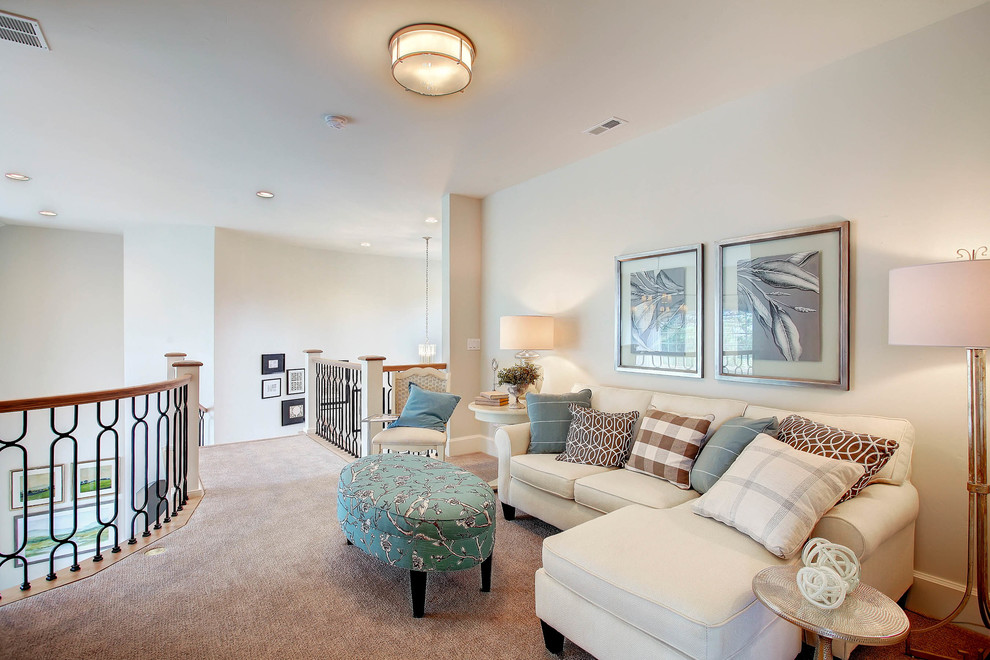 Offenes Klassisches Wohnzimmer mit weißer Wandfarbe und Teppichboden in Denver