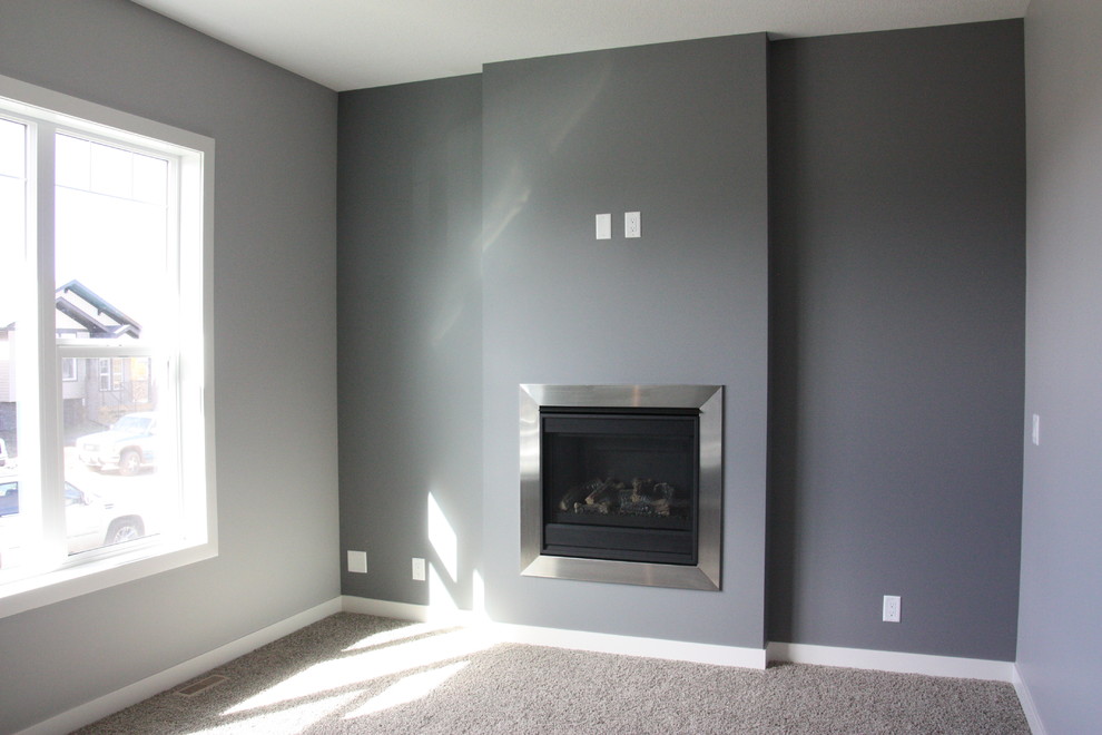 На фото: открытая гостиная комната среднего размера в стиле кантри с синими стенами, ковровым покрытием, стандартным камином и фасадом камина из металла