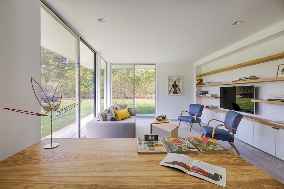 Esempio di un soggiorno design di medie dimensioni e aperto con angolo bar, pareti grigie, pavimento in gres porcellanato, TV a parete e pavimento marrone