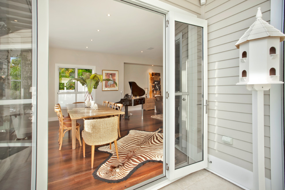 Foto de sala de estar abierta marinera con paredes beige y suelo de madera en tonos medios