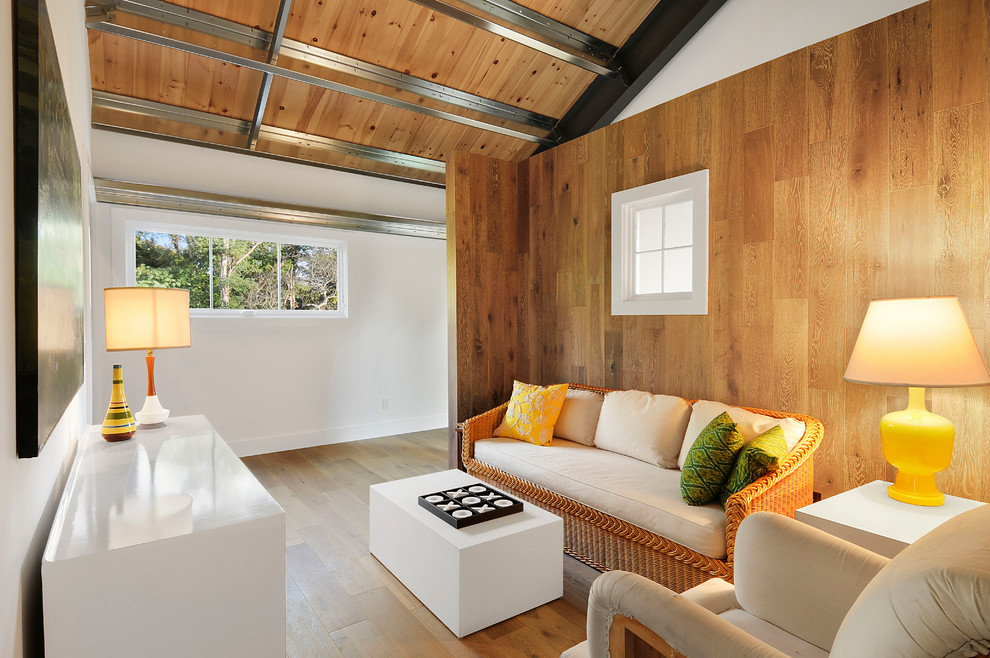 Réalisation d'un salon champêtre avec un mur blanc, un sol en bois brun et un sol marron.