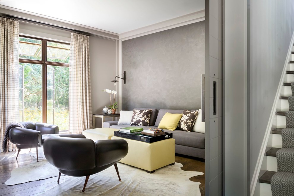 Modernes Wohnzimmer mit grauer Wandfarbe in New York