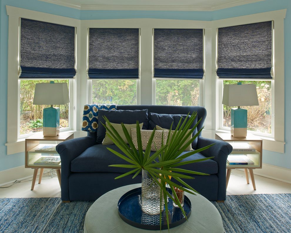 Esempio di un soggiorno stile marinaro di medie dimensioni e chiuso con pareti blu, parquet chiaro, camino bifacciale, cornice del camino piastrellata e TV a parete