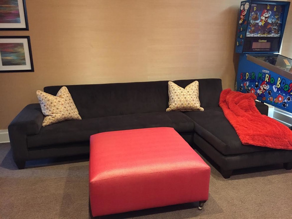 На фото: открытая комната для игр среднего размера в современном стиле с бежевыми стенами, ковровым покрытием и бежевым полом