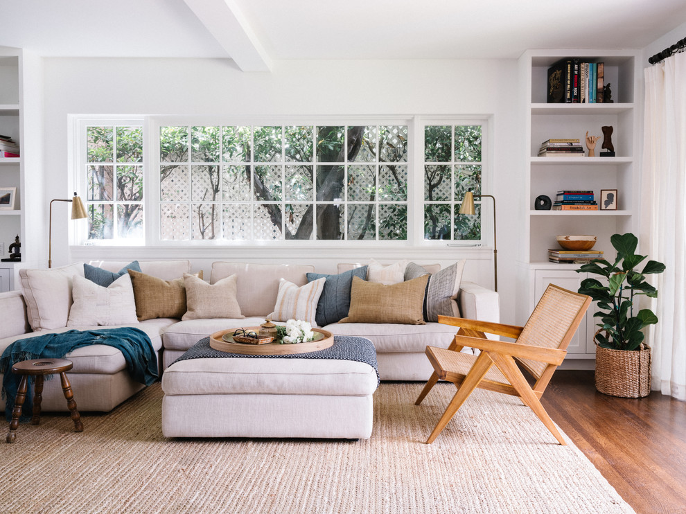 Foto de sala de estar clásica renovada de tamaño medio con paredes blancas, suelo de madera oscura, suelo marrón y alfombra