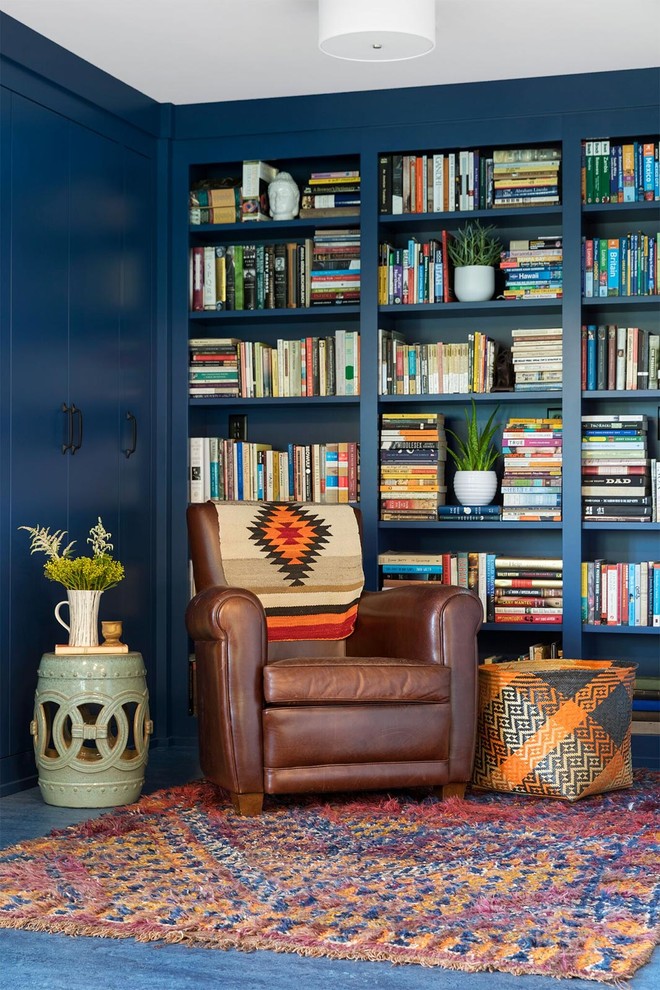 Источник вдохновения для домашнего уюта: гостиная комната в стиле ретро с ковром на полу