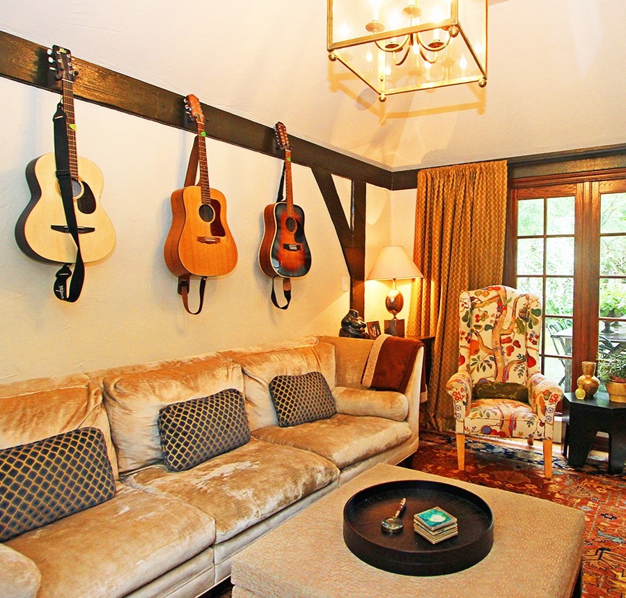 На фото: гостиная комната среднего размера в стиле фьюжн с музыкальной комнатой и телевизором на стене с