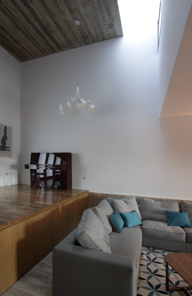 Свежая идея для дизайна: открытая гостиная комната в современном стиле с музыкальной комнатой и белыми стенами - отличное фото интерьера