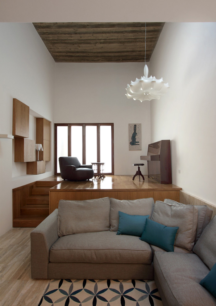 Источник вдохновения для домашнего уюта: открытая гостиная комната в современном стиле с музыкальной комнатой и белыми стенами