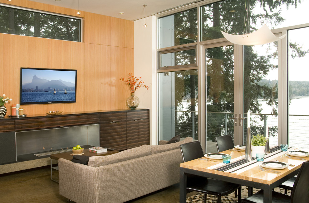 Mittelgroßes, Offenes Modernes Wohnzimmer mit beiger Wandfarbe, Betonboden, Kamin, Kaminumrandung aus Holz, TV-Wand und grauem Boden in Seattle