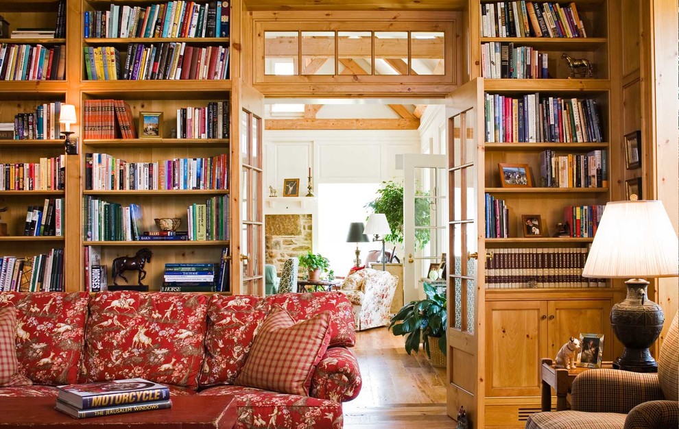 Imagen de sala de estar con biblioteca cerrada tradicional